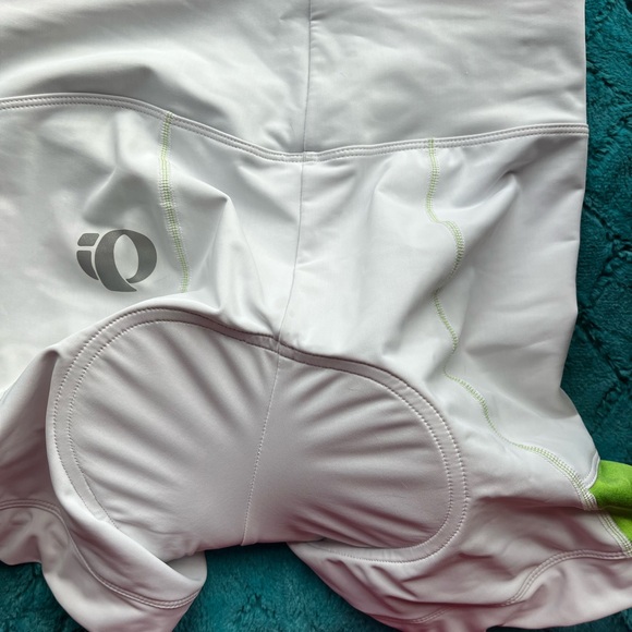 Pearl Izumi White and Green Women’s Bicycle Shorts - Picture 6 of 7